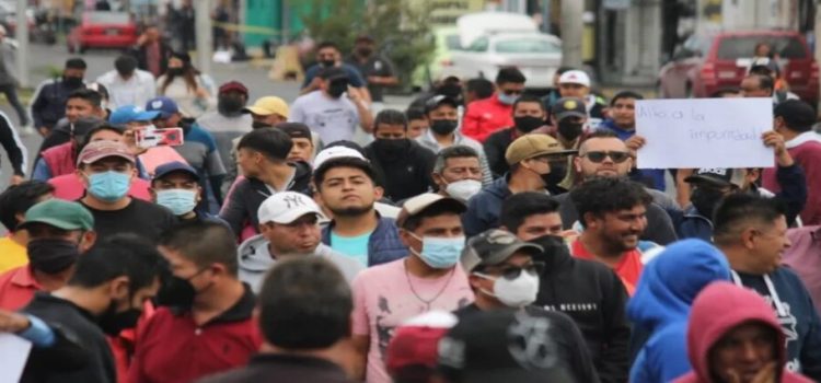 Ambulantes protestan con marcha pacífica en Puebla