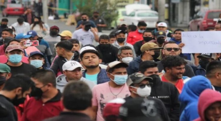 Ambulantes protestan con marcha pacífica en Puebla