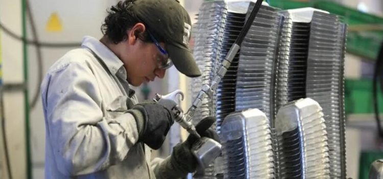 Reportan mejora del 4.8% en actividad industrial durante abril; Puebla
