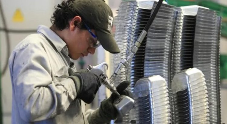 Reportan mejora del 4.8% en actividad industrial durante abril; Puebla