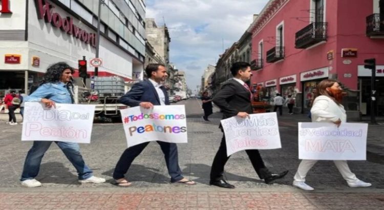 Diputada sale a las calles para concientizar a favor del peatón en Puebla