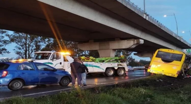 Vuelca autobús de turismo en autopista México-Puebla; hay 42 lesionados