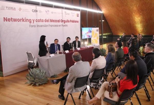 Presenta gobierno estatal mezcal “Orgullo Puebla” a misión empresarial de Francia