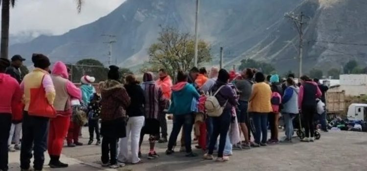 Caravana migrante avanza a Chapulco, Puebla