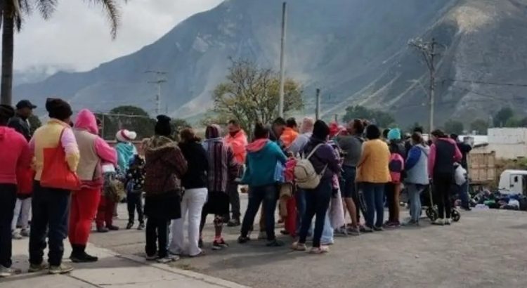 Caravana migrante avanza a Chapulco, Puebla