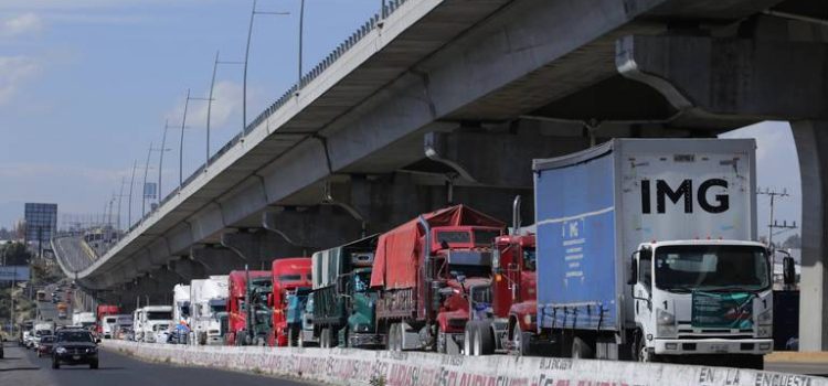 Choferes se manifiestan en la autopista México-Puebla para exigir seguridad