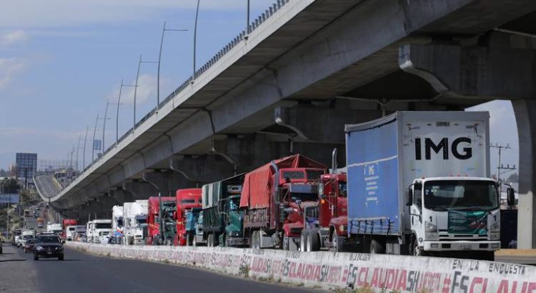 Choferes se manifiestan en la autopista México-Puebla para exigir seguridad