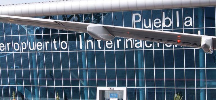 El Aeropuerto de Puebla suspende vuelos por caída de ceniza