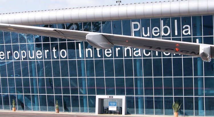 El Aeropuerto de Puebla suspende vuelos por caída de ceniza