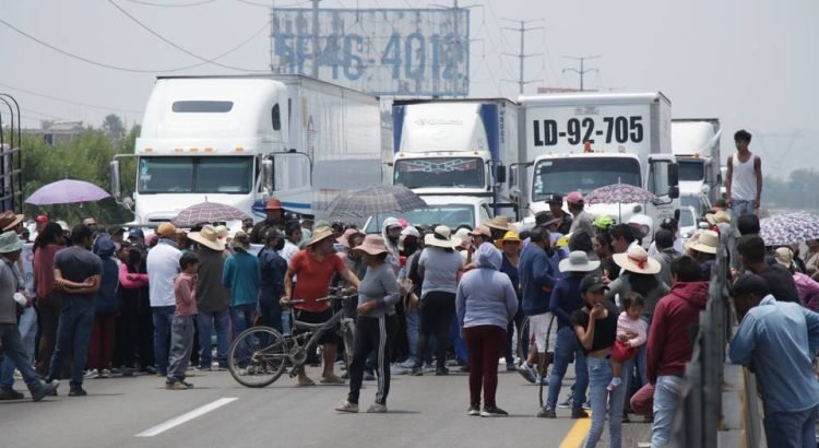 Habitantes de Puebla logran sellar un pozo para extracción de agua; tras bloquear 6 horas la autopista