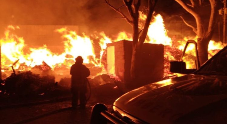 Se incendia bodega de madera y subestación de CFE en San Lorenzo Almecatla