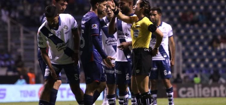 Acusan a jugador del Club Puebla de agredir a Katia Itzel en partido ante Cruz Azul