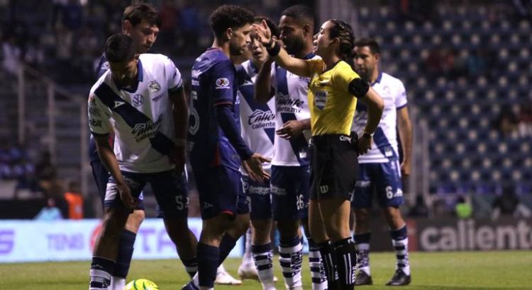 Acusan a jugador del Club Puebla de agredir a Katia Itzel en partido ante Cruz Azul
