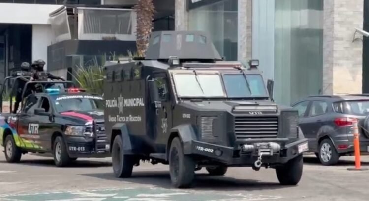 Hombre armado toma rehenes en financiera de Puebla; reclama fraude