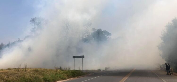 Incendio forestal provoca cierre parcial en la carretera Zacatlán-Chignahuapan