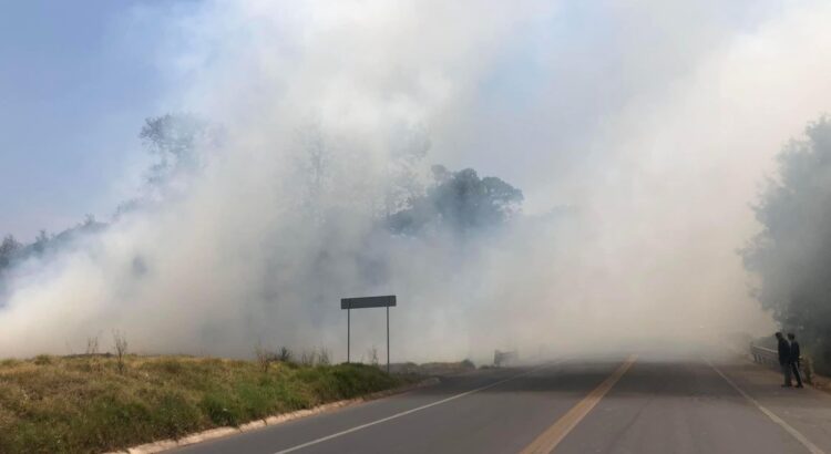 Incendio forestal provoca cierre parcial en la carretera Zacatlán-Chignahuapan