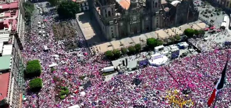 «Marea Rosa» llena el Zócalo: Xóchitl Gálvez y Santiago Taboada encabezan proclama por la libertad y contra AMLO