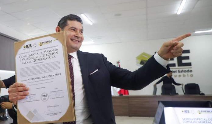 Alejandro Armenta recibe la constancia que lo acredita como Gobernador electo de Puebla
