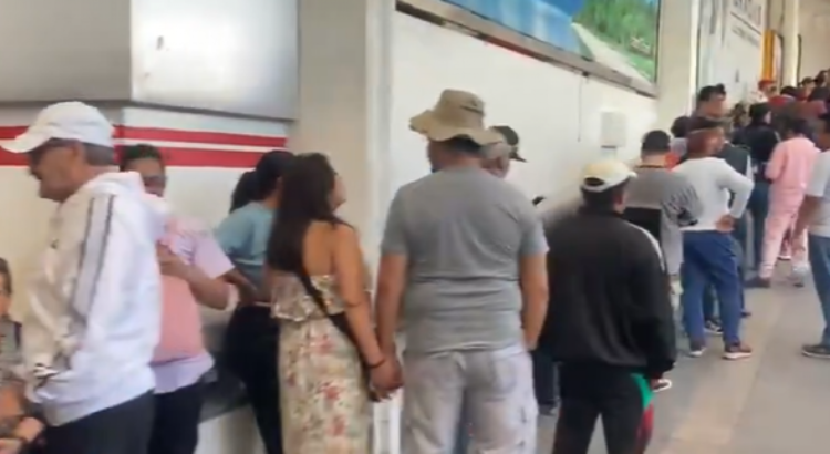 Casillas de Puebla capital abren con retraso