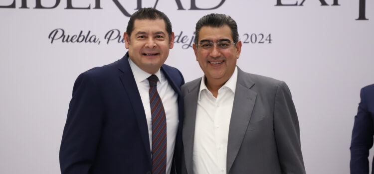 Reconocen Sergio Salomón y Alejandro Armenta papel de periodistas en Puebla