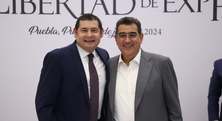 Reconocen Sergio Salomón y Alejandro Armenta papel de periodistas en Puebla