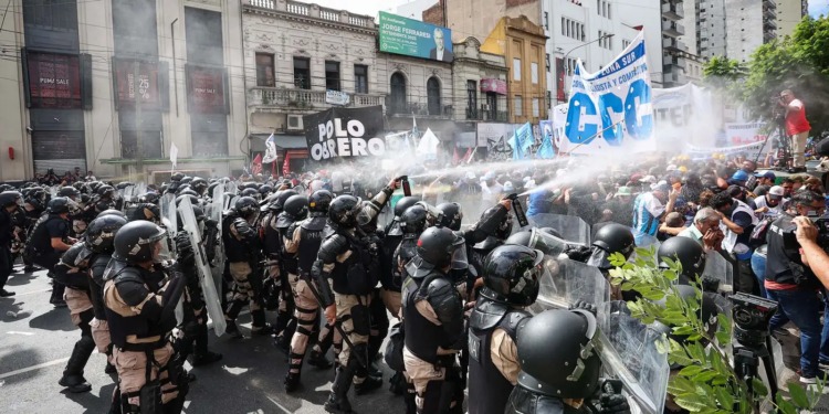 Violencia y represión en Buenos Aires durante protestas por la Ley Bases