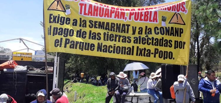 Manifestantes bloquean la autopista México-Puebla para exigir pago de sus tierras