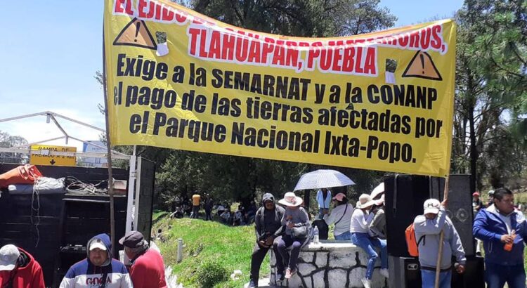 Manifestantes bloquean la autopista México-Puebla para exigir pago de sus tierras