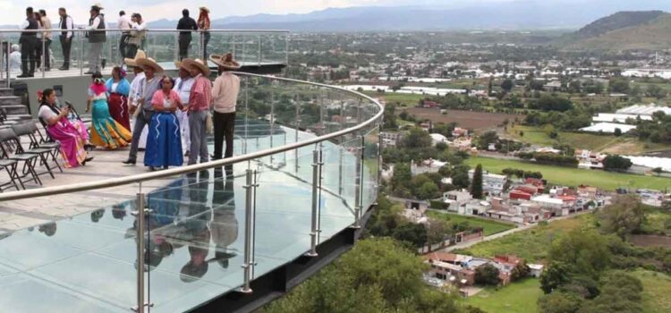 Niño de 3 años CAE del mirador de cristal en Atlixco