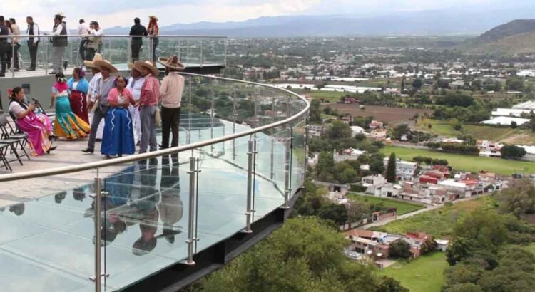 Niño de 3 años CAE del mirador de cristal en Atlixco