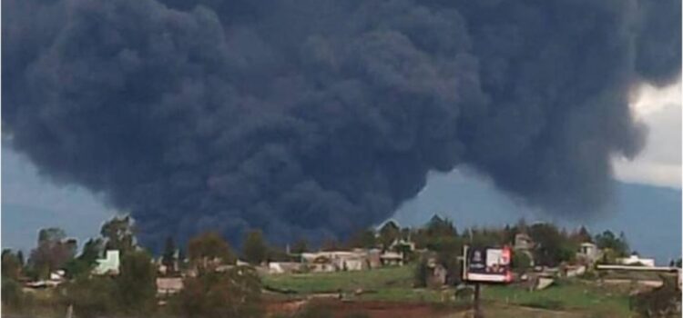 Se incendia maderería en Atlixco; desalojan a familias en San Gregorio Atzompa