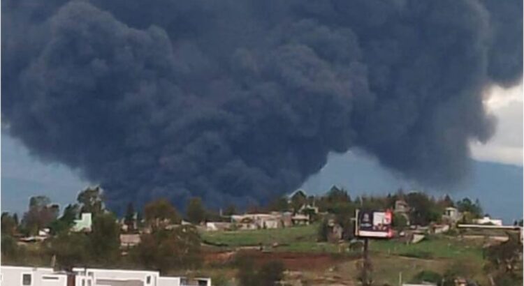 Se incendia maderería en Atlixco; desalojan a familias en San Gregorio Atzompa