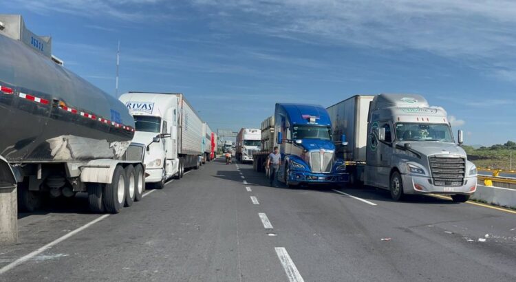 Más de 60 horas de bloqueos en las carreteras de Puebla