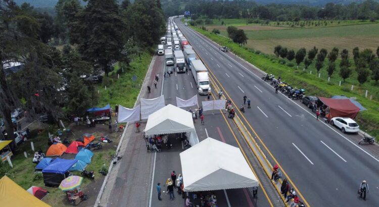 Bloqueo en autopista México-Puebla causa desabasto y pérdidas económicas