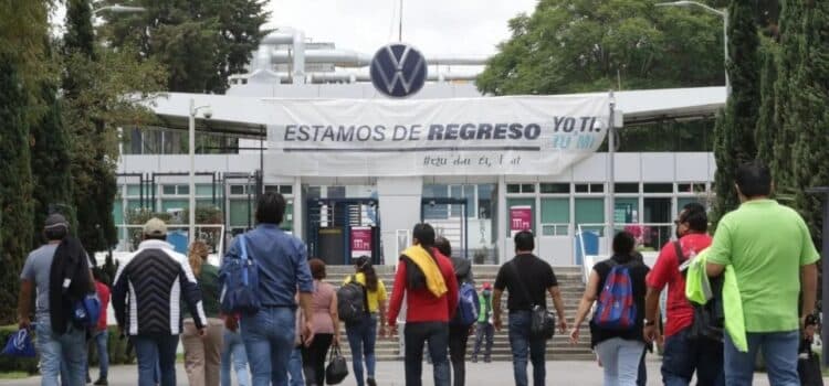 Volkswagen Puebla evita huelga; acuerda aumento salarial del 10.59% con sindicato