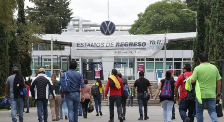 Volkswagen Puebla evita huelga; acuerda aumento salarial del 10.59% con sindicato