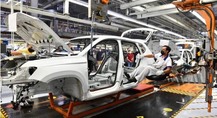 Puebla comprará 500 autos a VW y zapatos escolares a fábricas locales