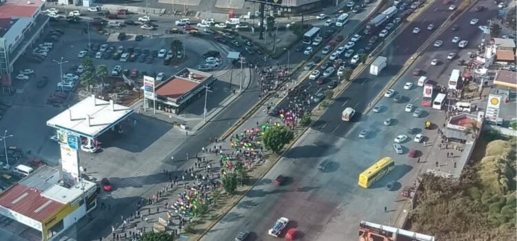 Bloquean Vía Atlixcáyotl en Puebla; exigen frenar operativos contra transporte “pirata”
