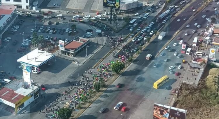 Bloquean Vía Atlixcáyotl en Puebla; exigen frenar operativos contra transporte “pirata”