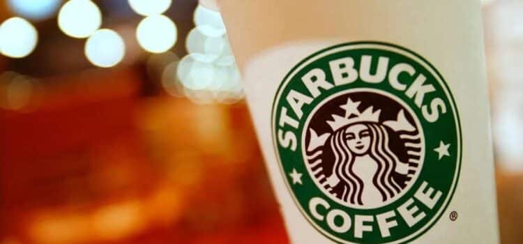 Repartidor se quema con un café y demanda a Starbucks por 50 mdd
