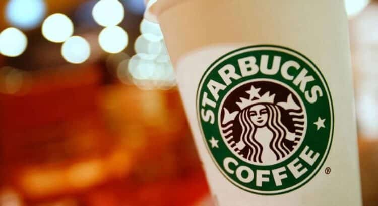 Repartidor se quema con un café y demanda a Starbucks por 50 mdd