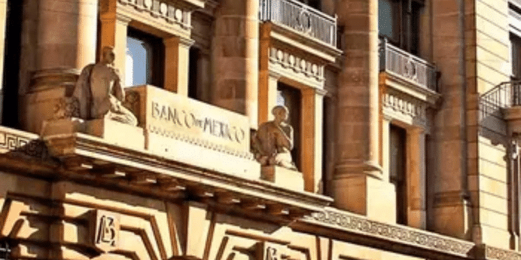 Banxico advierte posible recesión económica en México durante 2025