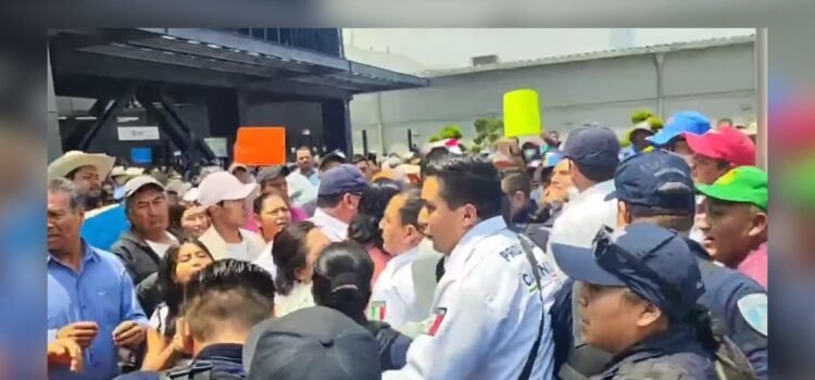 Campesinos toman oficinas del SAT en Puebla ante retrasos en devoluciones fiscales
