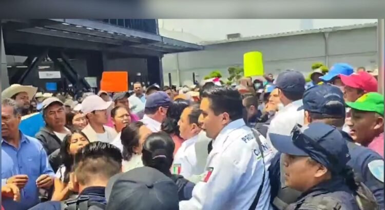 Campesinos toman oficinas del SAT en Puebla ante retrasos en devoluciones fiscales