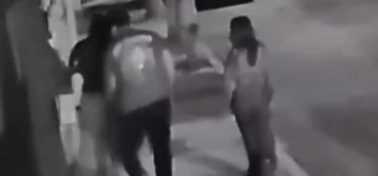 Graban acoso a dos mujeres en Puebla