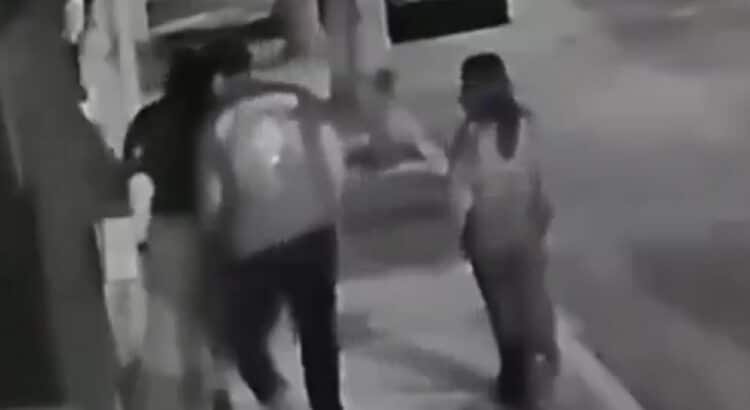 Graban acoso a dos mujeres en Puebla