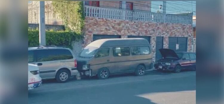 Incendian camioneta y amenaza con quemar patrullas en Puebla