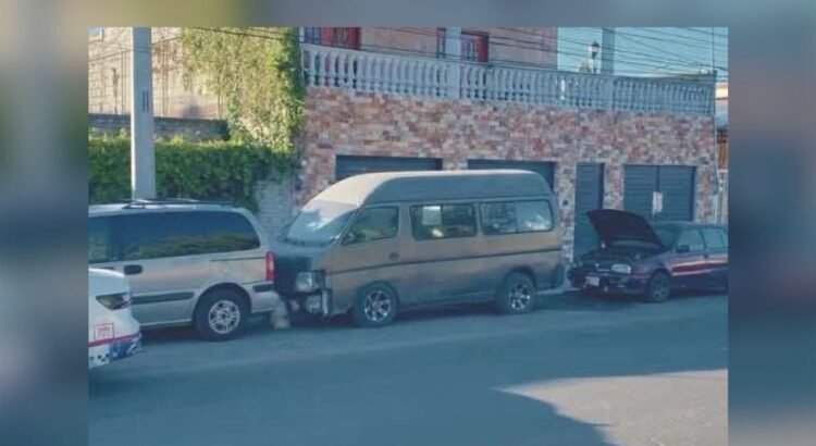 Incendian camioneta y amenaza con quemar patrullas en Puebla