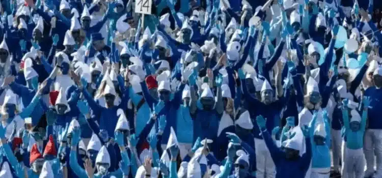 Miles se vistieron de Pitufos para romper record Guinness