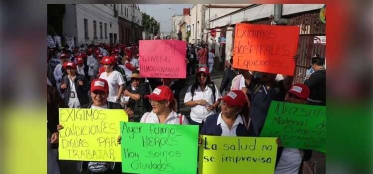“Sin jeringas, sin medicinas… y con sobrecarga”: personal de salud en Puebla